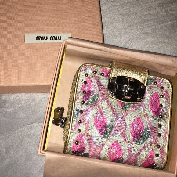 ⭐️2X⭐️❤️HOST💋PICK❤️Authentic MIU MIU Wallet - Picture 2 of 8